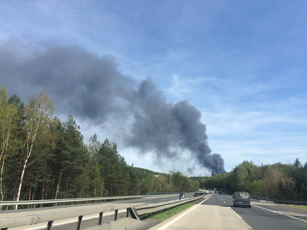 Na 35. kilometru dálnice D1 hoří sklad pneumatik.