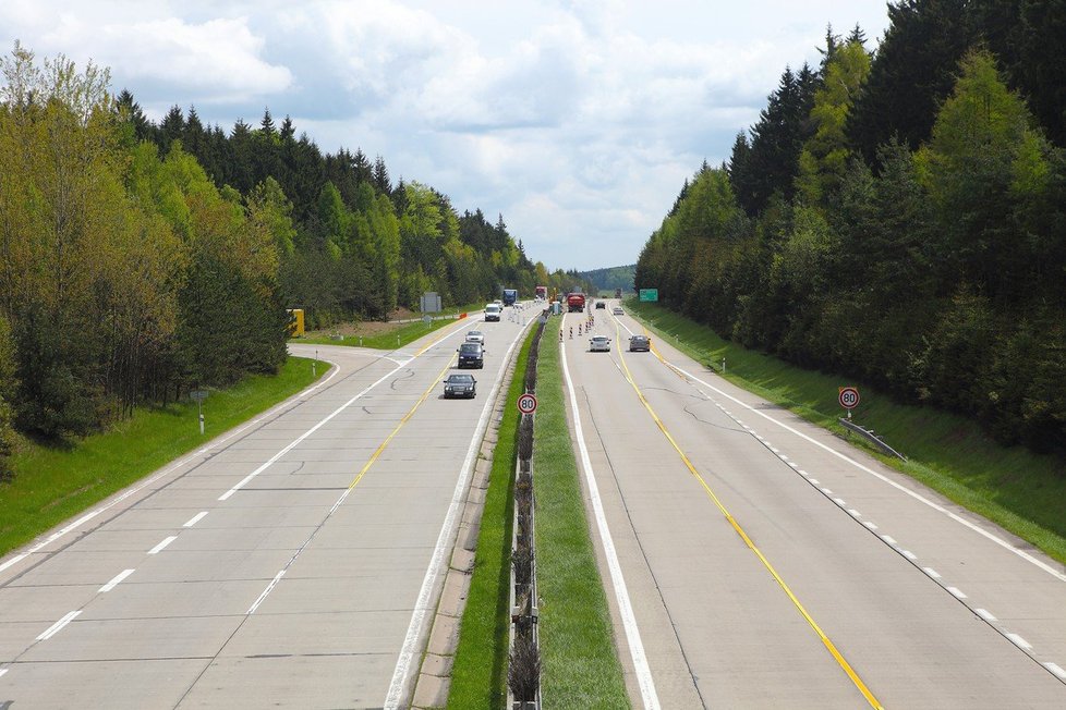 Ředitelství silnic a dálnic (ŘSD) poslalo firmě Geosan Group příkaz k okamžité opravě vysypaných kaveren na dálnici D1 u Humpolce. Následně mají stavbaři na spravované D1 mezi Humpolcem na 90. kilometru a Větrným Jeníkovem na 104. kilometru rozšířit jízdní pruhy, aby tam mohla jezdit auta bez omezení