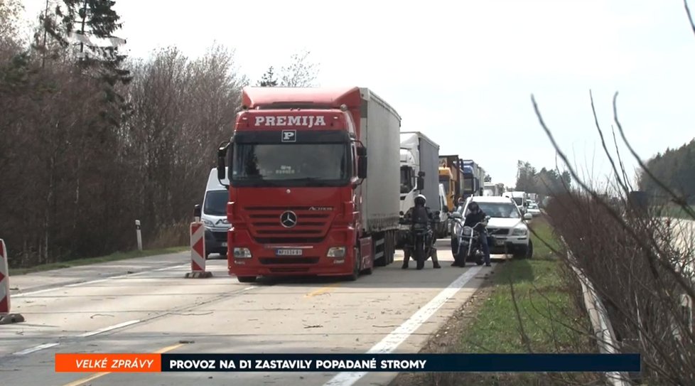 Dálnice D1 zůstane mezi kilometry 119. a 134. směrem na Brno až do rána uzavřená. Na Prahu je doprava vedena jedním jízdním pruhem. Důvodem jsou popadané stromy na vozovku