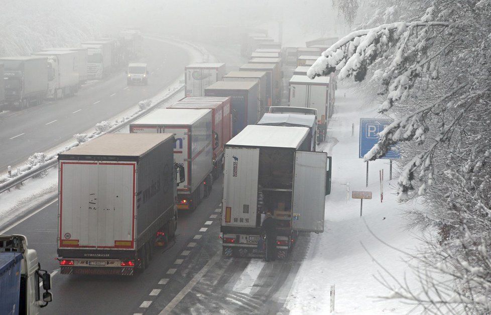 Kolaps dopravy a bezmoc. Tak ve čtvrtek vypadalo „největší české parkoviště“, dálnice D1. Podle Kraje Vysočina za všechno mohla nepřipravenost silničářů i nedodělané práce v kritickém úseku.