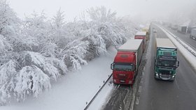 Kolaps dopravy a bezmoc. Tak ve čtvrtek vypadalo „největší české parkoviště“, dálnice D1. Podle Kraje Vysočina za všechno mohla nepřipravenost silničářů i nedodělané práce v kritickém úseku.