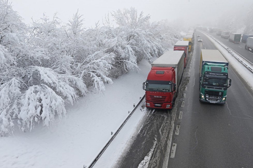 Kolaps dopravy a bezmoc. Tak ve čtvrtek vypadalo „největší české parkoviště“, dálnice D1. Podle Kraje Vysočina za všechno mohla nepřipravenost silničářů i nedodělané práce v kritickém úseku.