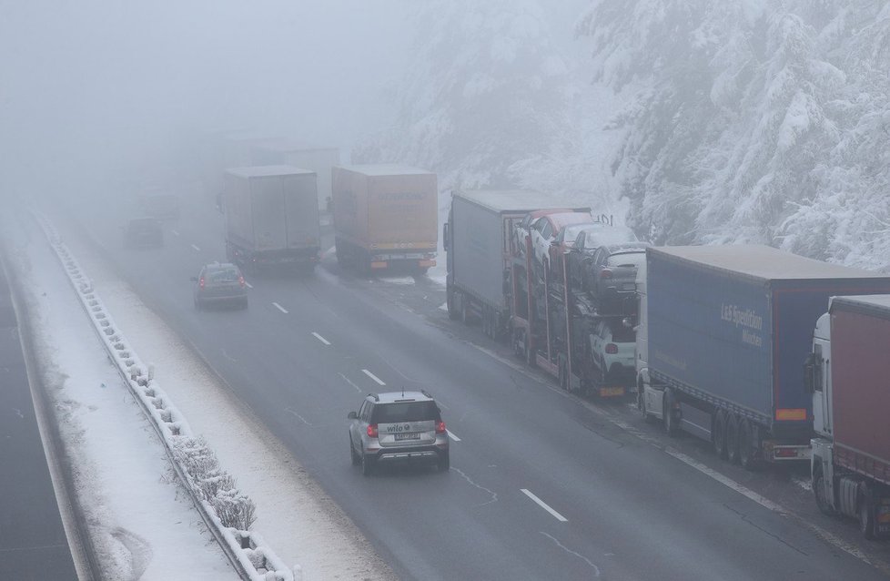 Kolaps dopravy a bezmoc. Tak ve čtvrtek vypadalo „největší české parkoviště“, dálnice D1. Podle Kraje Vysočina za všechno mohla nepřipravenost silničářů i nedodělané práce v kritickém úseku.