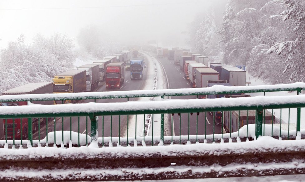 Kolaps dopravy a bezmoc. Tak ve čtvrtek vypadalo „největší české parkoviště“, dálnice D1. Podle Kraje Vysočina za všechno mohla nepřipravenost silničářů i nedodělané práce v kritickém úseku.