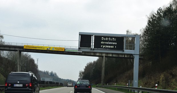 Šoféři z dálnice D1 jsou v šoku. Mladíci po nich ve středu stříleli z airsoftových samopalů...