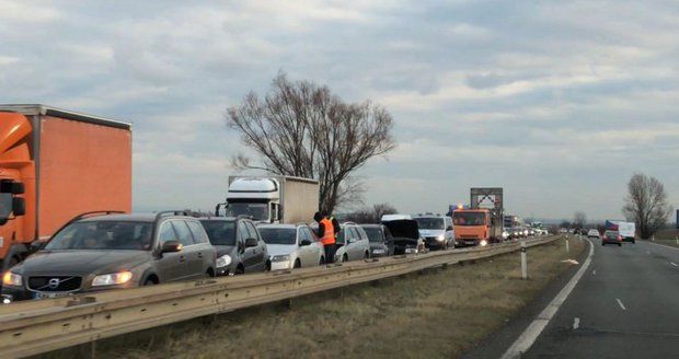 Šest aut se srazilo na dálnici D10 před Prahou: Řidiči stojí v koloně