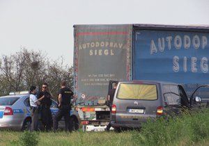 Na dálnici D10 ve směru na Mladou Boleslav zemřel za podivných okolností řidič kamionu.