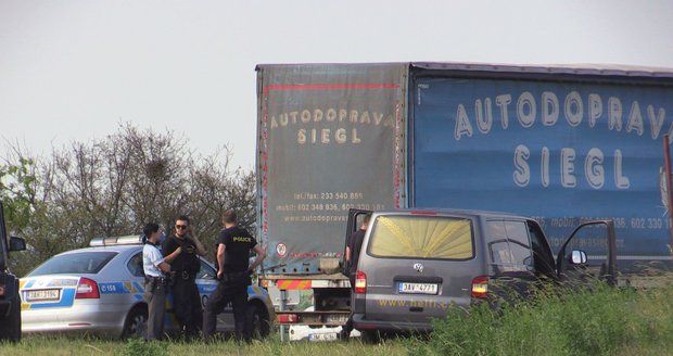 Nejasné úmrtí na dálnici za Prahou. Řidič kamionu zemřel za volantem, pomoc dorazila pozdě