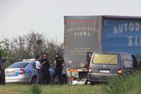 Nejasné úmrtí na dálnici za Prahou. Řidič kamionu zemřel za volantem, pomoc dorazila pozdě