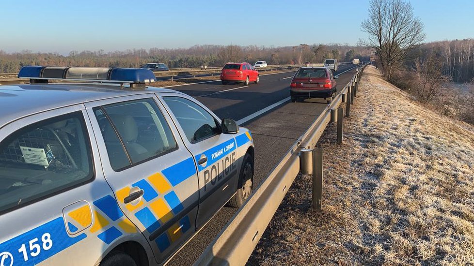 Na D10 ve směru na Turnov policisté chytali řidičku, která jela několik kilometrů v protisměru.