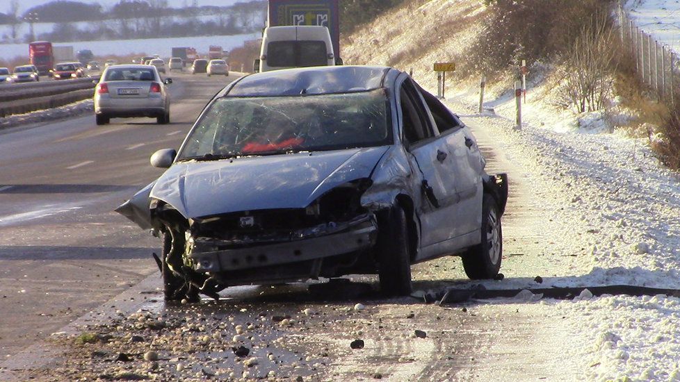 Řidička na D11 převrátila auto přes střechu.