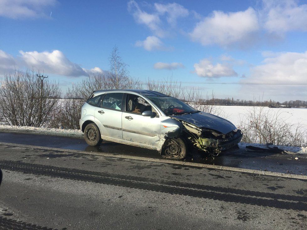 Řidička na D11 převrátila auto přes střechu.