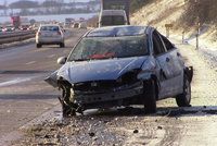 Na D11 se převrátilo auto se ženou i dítětem. Na místo musel vrtulník