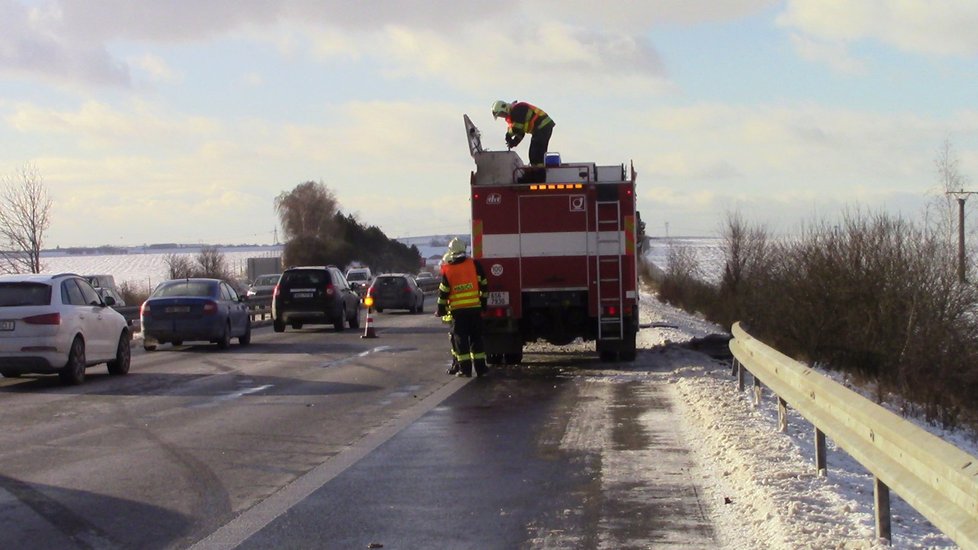 Řidička na D11 převrátila auto přes střechu