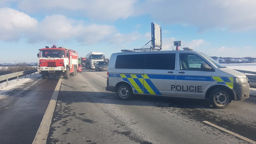 Řidička na D11 převrátila auto přes střechu.