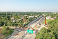 Staví se znovu most, jehož demolice zablokovala dálnici v Počernicích. Dokončen má byt za rok v lednu