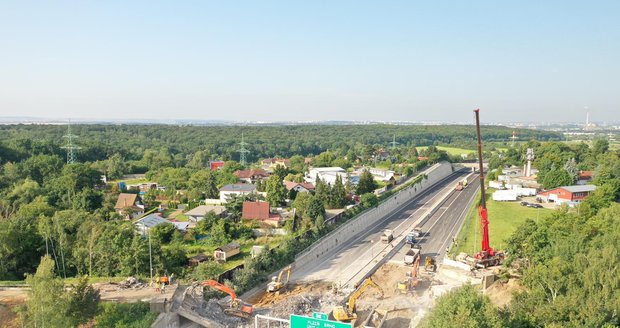 Na D11 v Horních Počernicích demolují most. (26. července 2021)