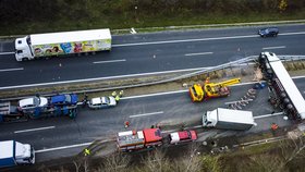 Hradeckou dálnici D11 zablokovala nehoda kamionu