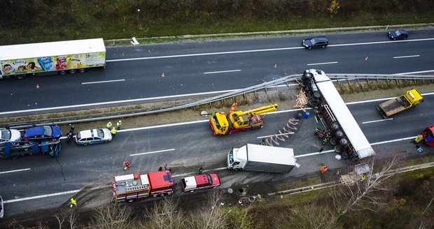 Převrácený kamion zablokoval dálnici D11: V koloně se srazily další dva