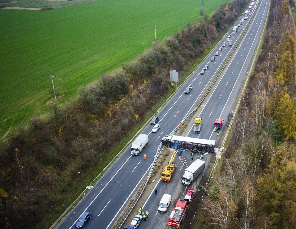 Kamion proradzil svodidla a zcela přehradil dálnici