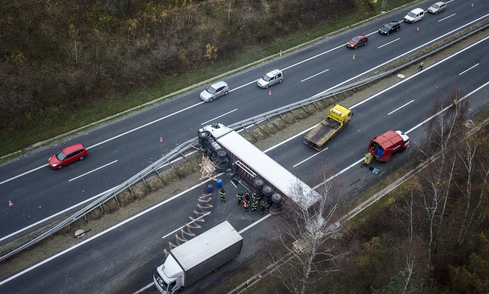 Kamion zcela zablokoval dálnici ve směru na Hradec.