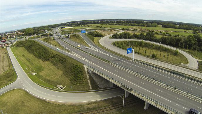 Dálnice D11 zatím končí u Opatovic nad Labem.