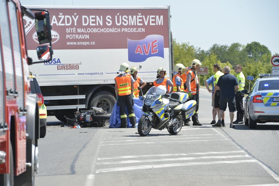 Po nehodě na D11 zemřel motorkář. Nepřežil střet s nákladním vozem.
