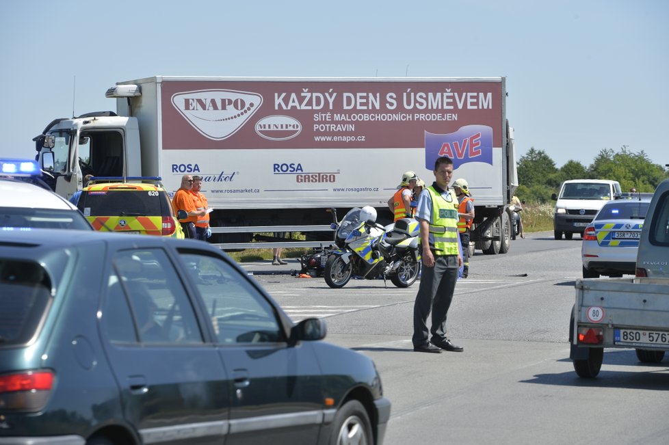 Po nehodě na D11 zemřel motorkář. Nepřežil střet s nákladním vozem.