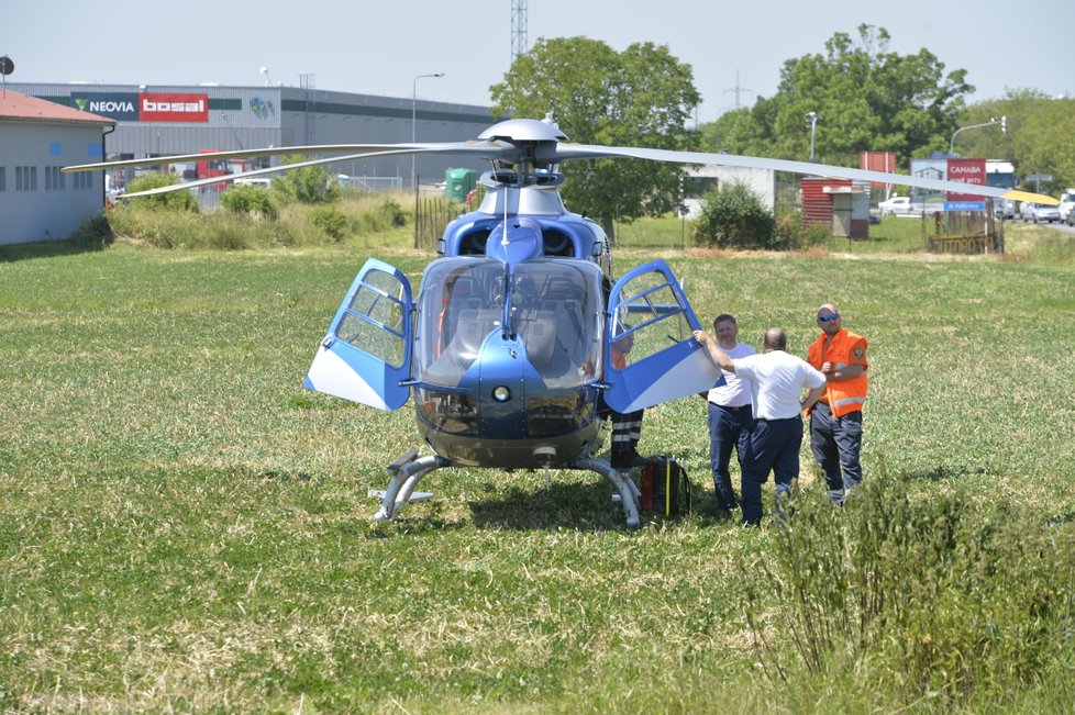 Po nehodě na D11 zemřel motorkář. Nepřežil střet s nákladním vozem.