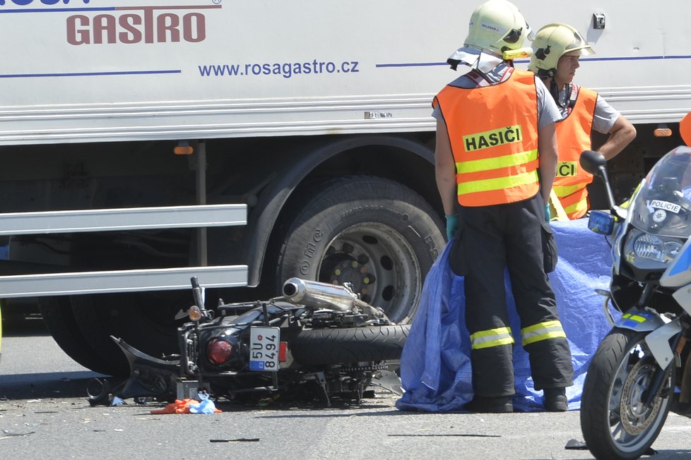 Po nehodě na D11 zemřel motorkář. Nepřežil střet s nákladním vozem.