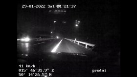 Řidič vjel na dálnici D11 v protisměru: Možné tragédii zabránila hlídka policie