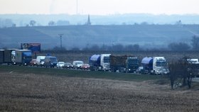 Na objízdné trase mezi Podivínem a Hustopečemi se kvůli převrácené soupravě tvořily dlouhé kolony.