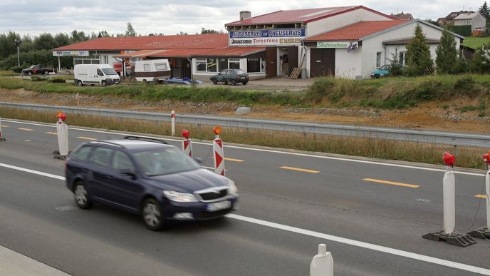 Na čtyřech stech metrů vede dálnice D3 u Tábora jen v jednom pruhu. Dostavbě druhého brání spor ŘSD s motocentrem.