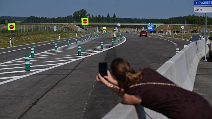 V pátek silničáři zprovoznili nový přibližně tříkilometrový úsek dálnice D3, který propojí Nažidla a Dolní Dvoříště. V pátek silničáři zprovoznili nový přibližně tříkilometrový úsek dálnice D3, který propojí Nažidla a Dolní Dvoříště.