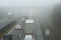 Nehody v husté mlze zablokovaly D35: Jeden mrtvý po srážce kamionů, dodávka a osobáku
