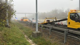 Nehody v husté mlze zablokovaly dálnici D35.