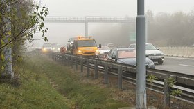 Nehody v husté mlze zablokovaly dálnici D35.