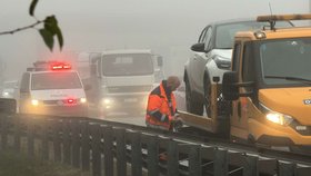 Nehody v husté mlze zablokovaly dálnici D35.