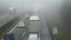 Nehody v husté mlze zablokovaly dálnici D35.