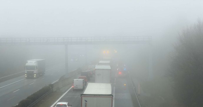 Nehody v husté mlze zablokovaly dálnici D35.