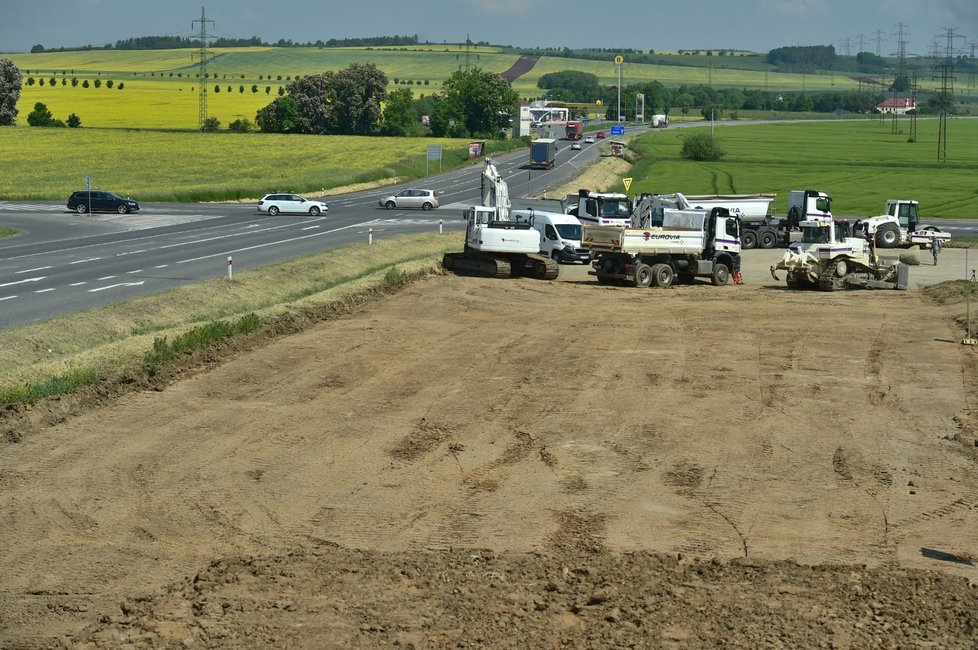 Stavbaři 7. června 2021 zahájili v Letech u Písku dostavbu dálnice D4 mezi Příbramí a Pískem. V provozu má být do konce roku 2024.
