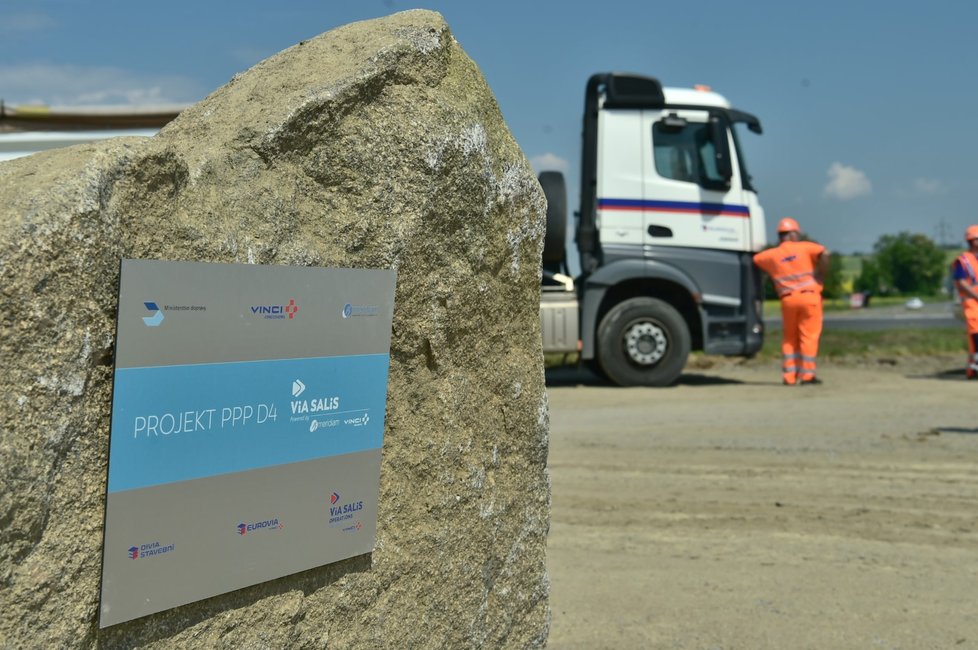 Stavbaři 7. června 2021 zahájili v Letech u Písku dostavbu dálnice D4 mezi Příbramí a Pískem. V provozu má být do konce roku 2024.