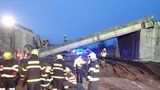 Na dálnici na Novojičínsku spadl most. Po demolici je vážně zraněný řidič bagru