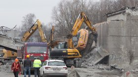 Pád mostu na budoucí D48 u Příboru na Novojičínsku: Bagrista skončil těžce zraněný.