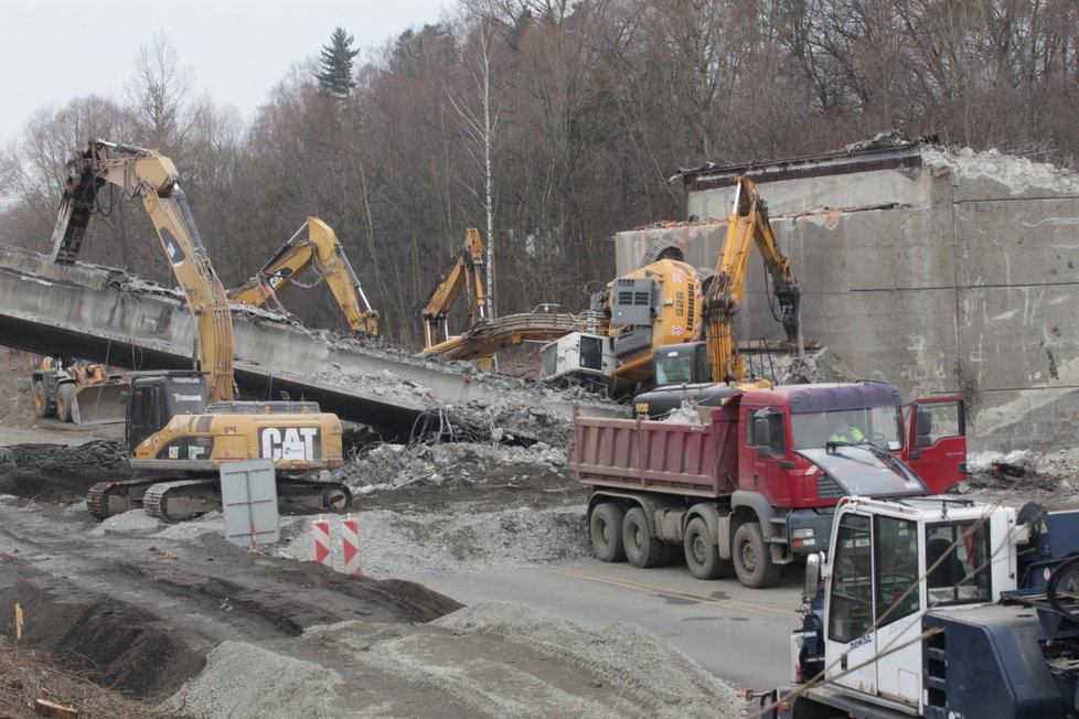 Pád mostu na budoucí D48 u Příboru na Novojičínsku: Bagrista skončil těžce zraněný.