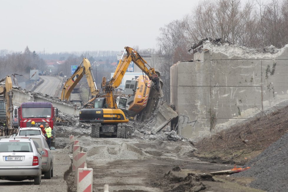 Pád mostu na budoucí D48 u Příboru na Novojičínsku: Bagrista skončil těžce zraněný