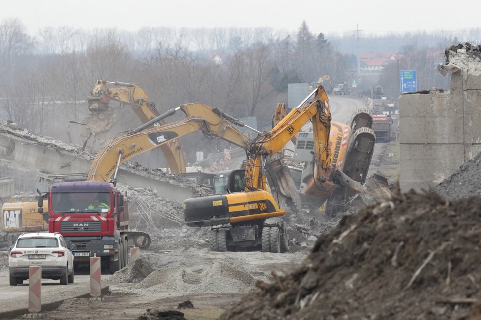 Pád mostu na budoucí D48 u Příboru na Novojičínsku: Bagrista skončil těžce zraněný.