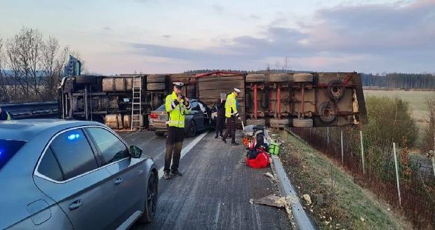 Kamion havaroval na D5 mezi Cerhovicemi a Mýtem. Zůstal ležet napříč všemi jízdními pruhy.