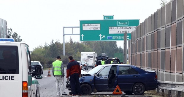 Dopravní nehoda na D5 - řidič jel dva kilometry v protisměru