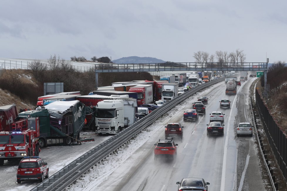 Hromadná nehoda na dálnici D5